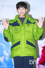 组图：金秀贤穿冬装会粉丝 帅气微笑俘获女心