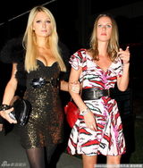 幻灯图集：希尔顿姐妹深夜现身 帕丽斯爆乳抢镜