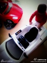 组图：微镜头下的小小志 呆萌可爱完胜童颜老爸