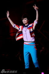 组图：李宇春深圳开唱High翻全场