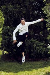 组图：何晟铭白衣写真曝光 雅痞造型尽显型格