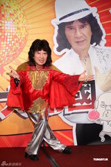 组图：“舞棍阿伯”叶复台出专辑 父女齐上台跳恰恰