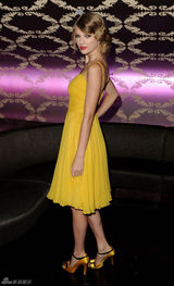 高清组图：泰勒-斯威夫特开唱 黄色吊带裙性感