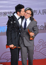 组图：金鸡奖赵薇经纬嘴对嘴 黄晓明陈可辛互吻