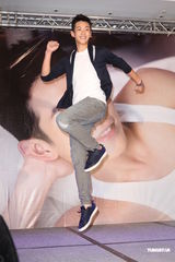 组图：柯震东光棍节发专辑 自称输给周董不丢脸