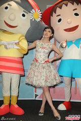 组图：郭采洁做公益否认劈腿 碎花裙展田园风情