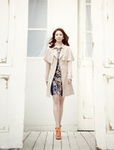 高清组图：韩星李妍熙春季风衣写真休闲时尚