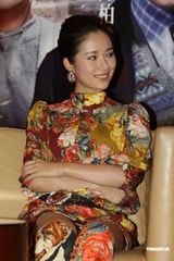 组图：刘青云宣传频耍宝 江一燕靓丽现身不慎走光