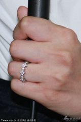 组图：张雨绮获最受欢迎女演员 吻奖杯秀婚戒