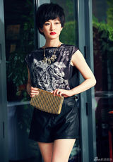 组图：李小冉红唇街拍写真 时尚干练尽显魅力