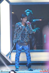 组图：周杰伦开个唱大秀人鱼线 张智霖同台助阵