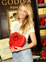 高清组图：布莱克-莱弗利镂空蕾丝礼服甜美亮相