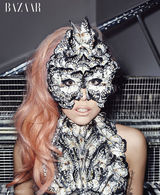 组图：Lady Gaga登时尚杂志封面  戴蝴蝶面具秀纹身