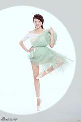 组图：张璇最新芭蕾写真 清新典雅犹如出水芙蓉