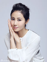 组图：李芯逸最新靓丽写真 彰显高贵典雅气质