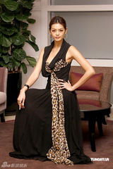 幻灯图：林嘉绮为购物中心宣传 曲线身材大吸眼球 