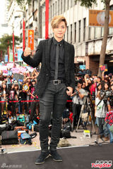 组图：罗志祥高空悬坐 与女舞伴大跳求爱舞