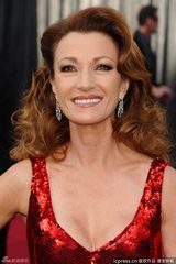 高清组图：奥斯卡红毯简-西摩红色闪片裙光彩照人