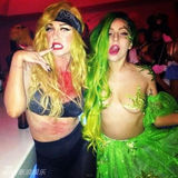组图：LadyGaga化身绿精灵 裸上身办万圣节派对