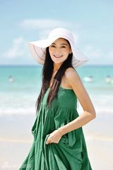 幻灯：王媛可新年不停工 慈善之旅尽显欧陆风情