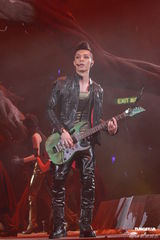 组图：郑伊健开唱秀肌肉与女模热舞 蒙嘉慧现身支持