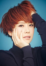 组图：海清登封面化身秋季红发女郎 魅力独特