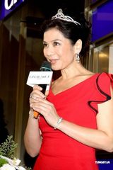 高清图：钟楚红为珠宝店剪彩 着红色礼服变公主
