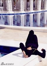 组图：蕾哈娜冷艳黑衣严实包裹大秀修长身材