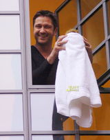 高清图集：杰拉德-巴特勒模仿杰克逊将婴儿放在窗外