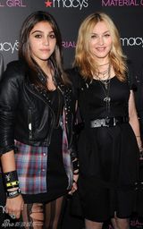 组图：麦当娜母女齐上阵宣传潮牌 泰勒烟熏装扮酷