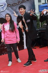 组图：曾沛慈SpeXial为新剧造势 与学生拼球技