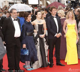 组图：章子怡灰墨裹胸裙走红毯妆容精致