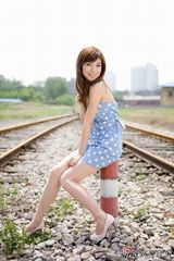 高清组图：《唱响》金叶夏日写真 邻家女孩清新靓丽