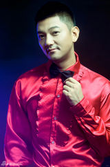 组图：彭博红衣写真造型乖巧顽皮