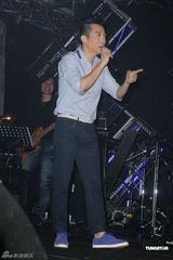 组图：杨丞琳个唱化身摇滚精灵 打造魔幻舞台