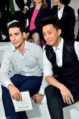 组图：韩庚巴黎看秀 优雅装扮型男魅力尽显