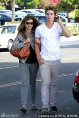 组图：施瓦辛格开心见前妻和长子 对镜头咧嘴笑