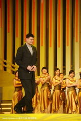 幻灯图：成龙容祖儿献唱世博倒计时100天