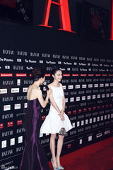 高清图：姚晨白裙清新手包惹眼 戴婚戒心情好