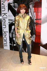 组图：官恩娜金色小洋装亮相 自曝喜买花哨内衣