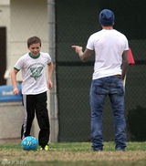 组图：贝克汉姆夫妇带儿子踢足球 场面温馨