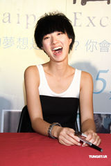 幻灯图：桂纶镁为新片造势 承诺票房创新高穿比基尼