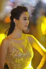 组图：车模兽兽性感透视黄金奶 自信爆乳微笑