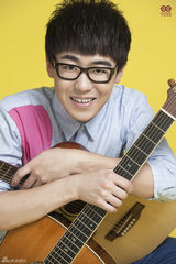 组图：刘心曝最新宣传写真 亮色系展青春活力