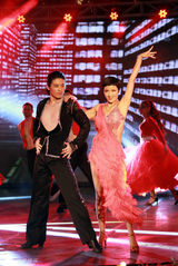 组图：黄曼热辣红裙激情拉丁闪耀《舞林》