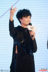 组图：李宇春演唱会造型曝光 透视纱裙魅惑十足