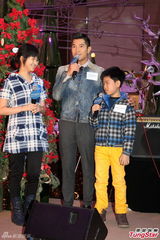 组图：郭富城享受秀肌肉 单身圣诞节与妈妈度过