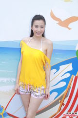 组图：白云梁政钰湿身抛胸大秀事业线