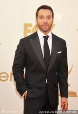 组图：第63届艾美奖红毯 杰米-帕文亮相绅士风度