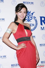 组图：JessicaC排球胸呼之欲出 陈炜中门大开